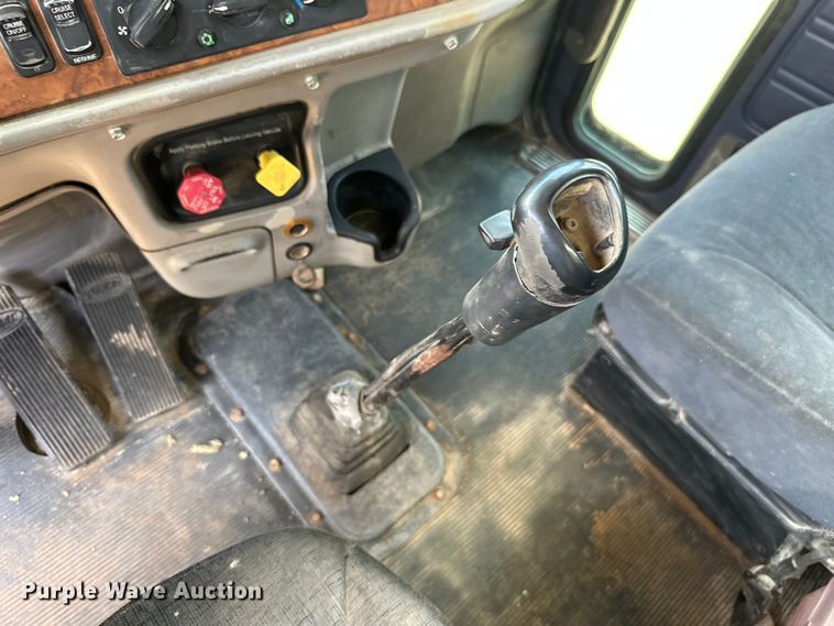 image for item ML9120 2006 Peterbilt 379  semi truck