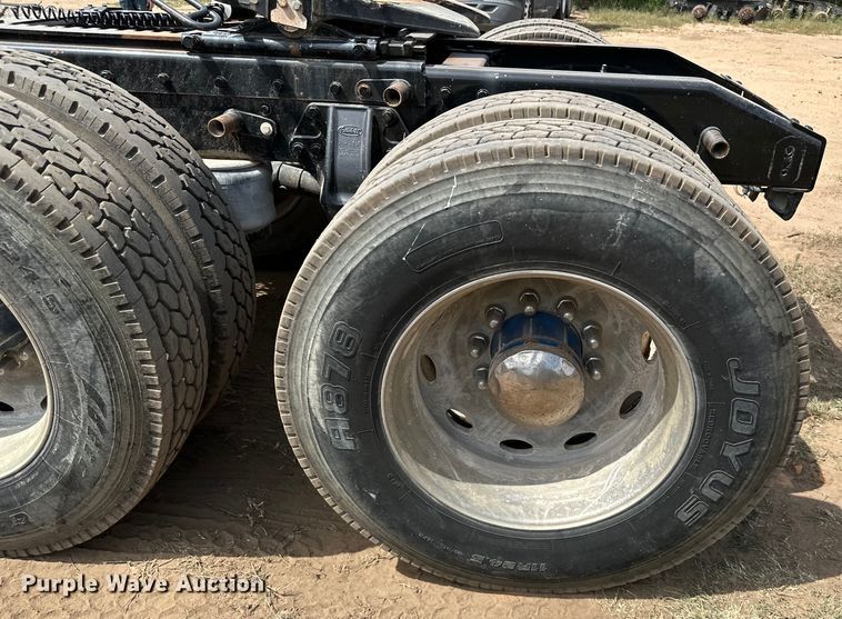 image for item ML9120 2006 Peterbilt 379  semi truck