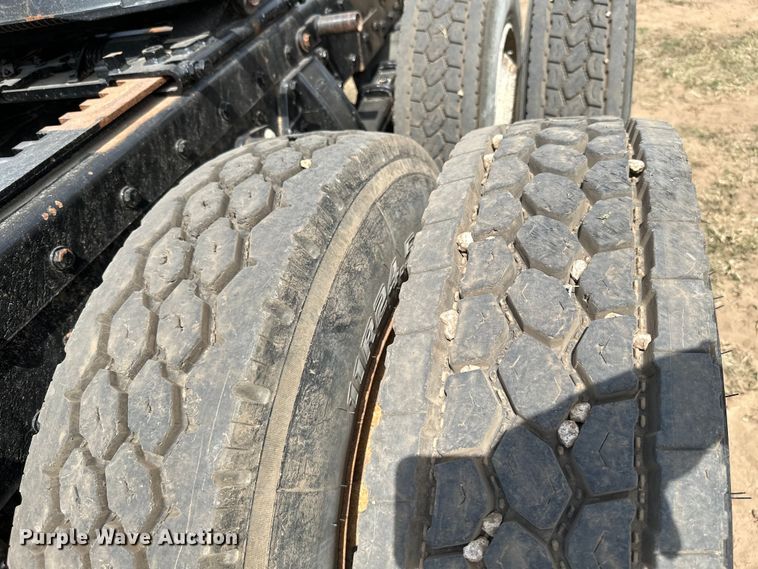 image for item ML9120 2006 Peterbilt 379  semi truck