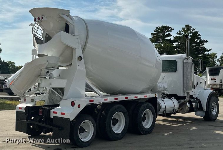 image for item MQ9323 2005 Peterbilt 357  ready mix truck