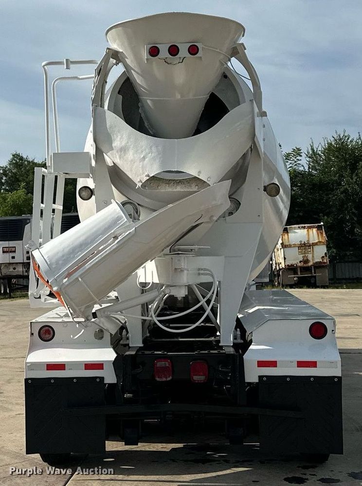 image for item MQ9323 2005 Peterbilt 357  ready mix truck