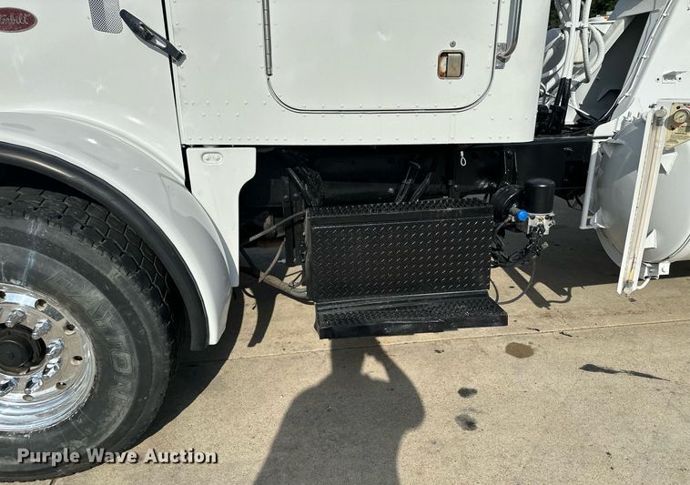 image for item MQ9323 2005 Peterbilt 357  ready mix truck