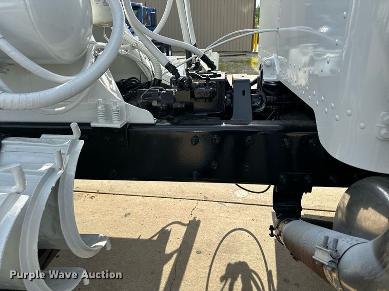 image for item MQ9323 2005 Peterbilt 357  ready mix truck