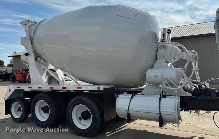 image for item MQ9323 2005 Peterbilt 357  ready mix truck