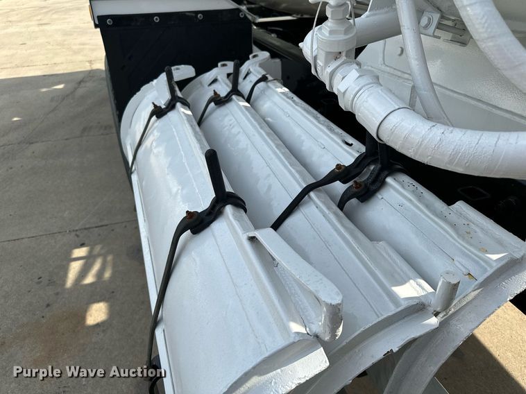 image for item MQ9323 2005 Peterbilt 357  ready mix truck