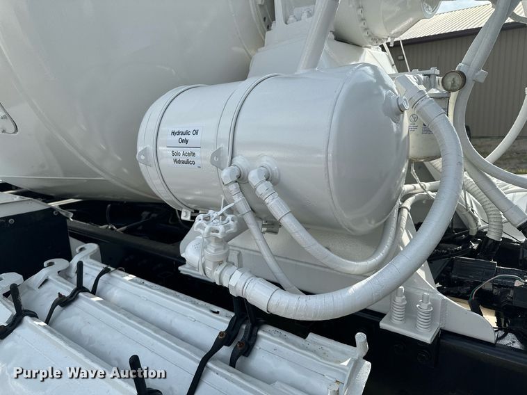 image for item MQ9323 2005 Peterbilt 357  ready mix truck