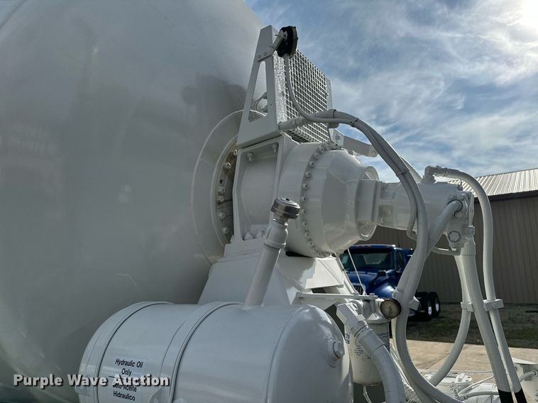 image for item MQ9323 2005 Peterbilt 357  ready mix truck