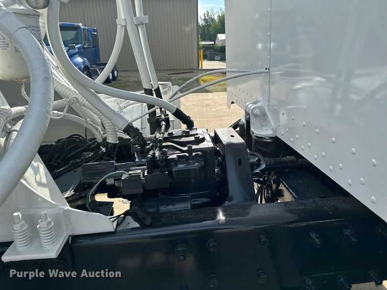 image for item MQ9323 2005 Peterbilt 357  ready mix truck