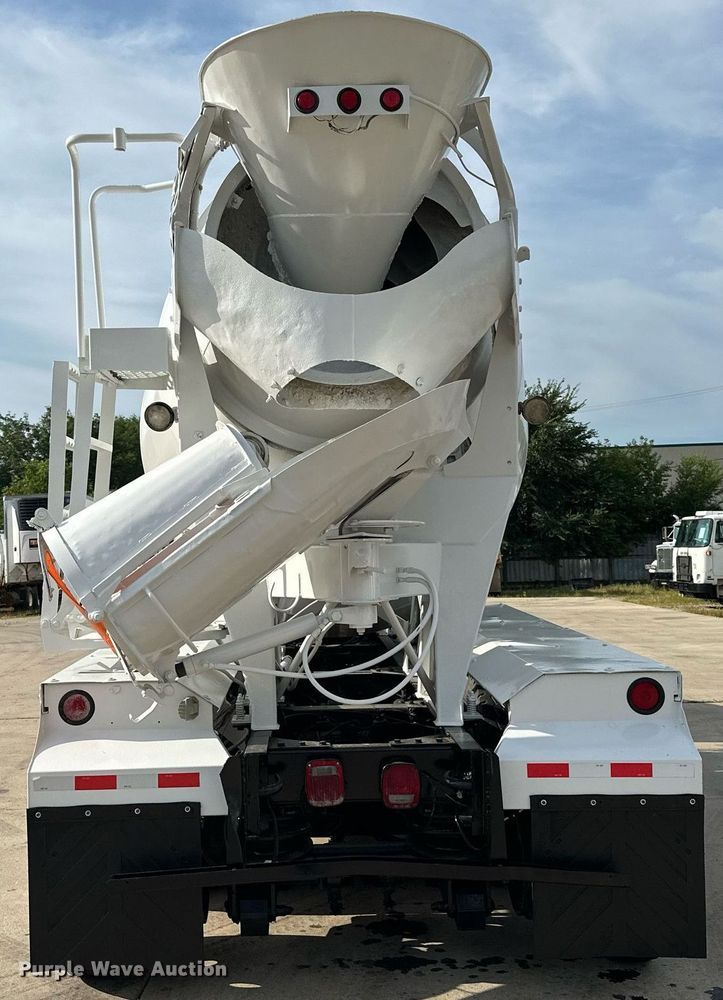 image for item MQ9323 2005 Peterbilt 357  ready mix truck