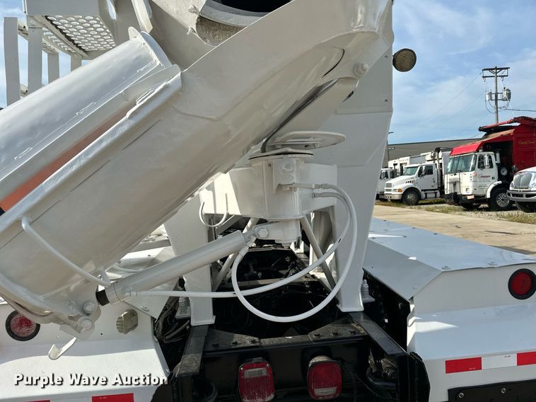 image for item MQ9323 2005 Peterbilt 357  ready mix truck