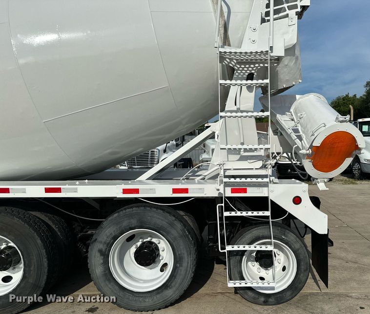 image for item MQ9323 2005 Peterbilt 357  ready mix truck