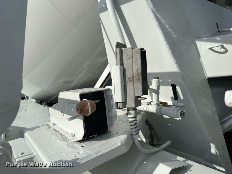 image for item MQ9323 2005 Peterbilt 357  ready mix truck