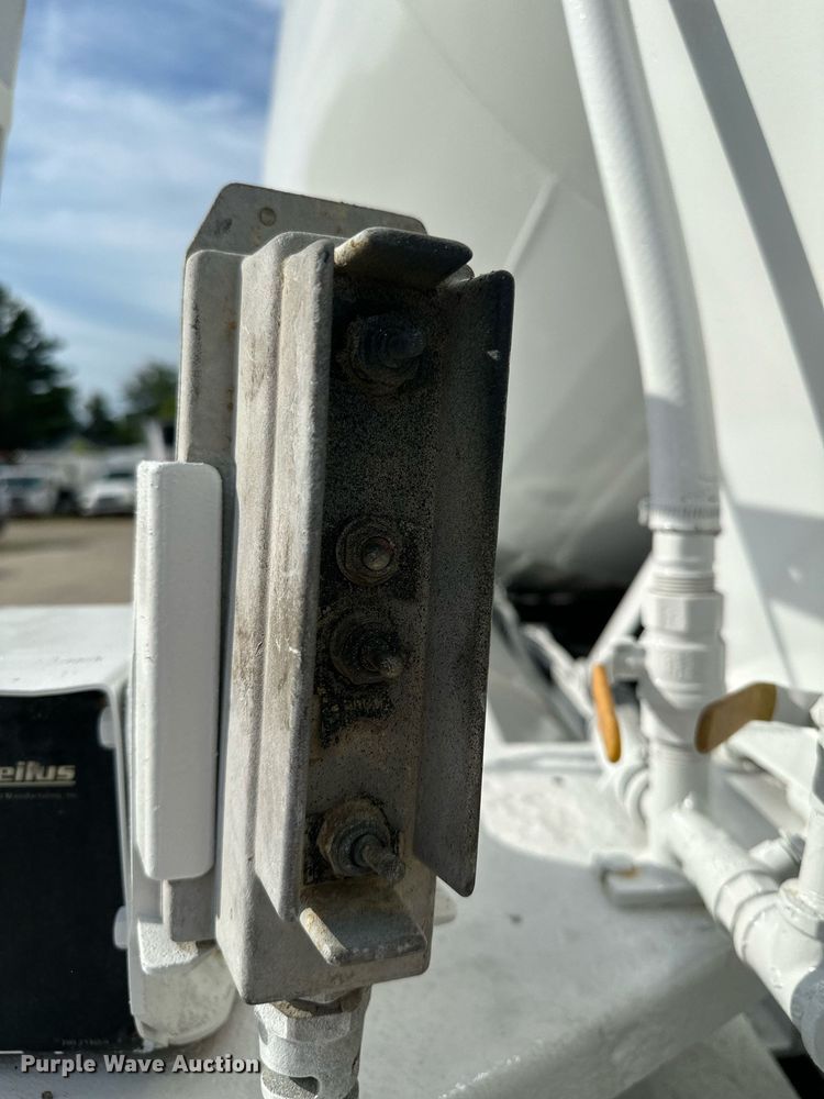 image for item MQ9323 2005 Peterbilt 357  ready mix truck