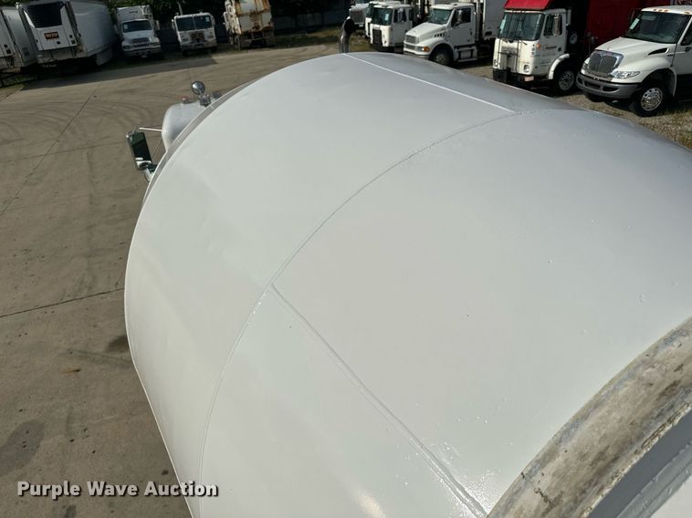 image for item MQ9323 2005 Peterbilt 357  ready mix truck