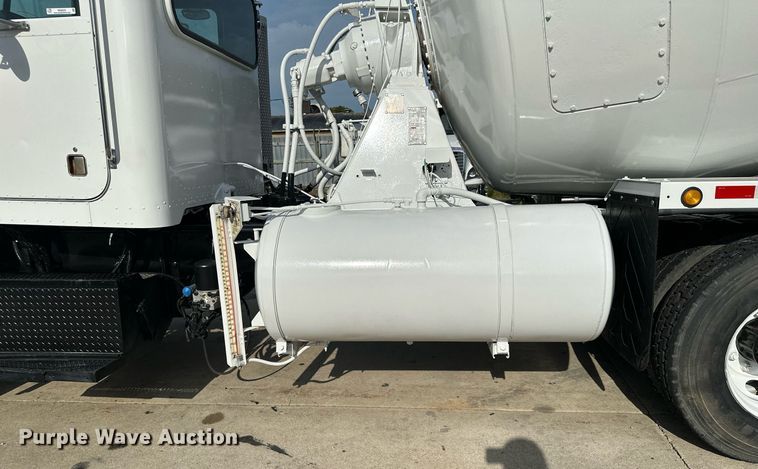 image for item MQ9323 2005 Peterbilt 357  ready mix truck