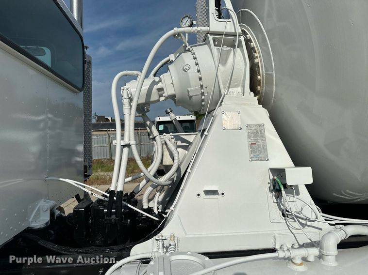 image for item MQ9323 2005 Peterbilt 357  ready mix truck