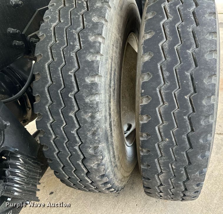 image for item MQ9323 2005 Peterbilt 357  ready mix truck