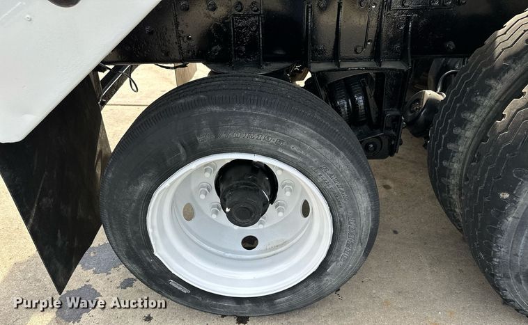 image for item MQ9323 2005 Peterbilt 357  ready mix truck