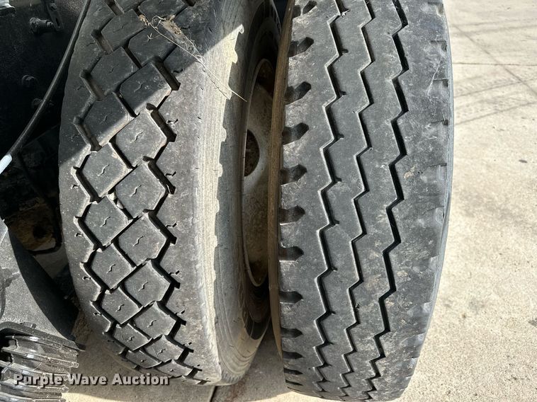 image for item MQ9323 2005 Peterbilt 357  ready mix truck