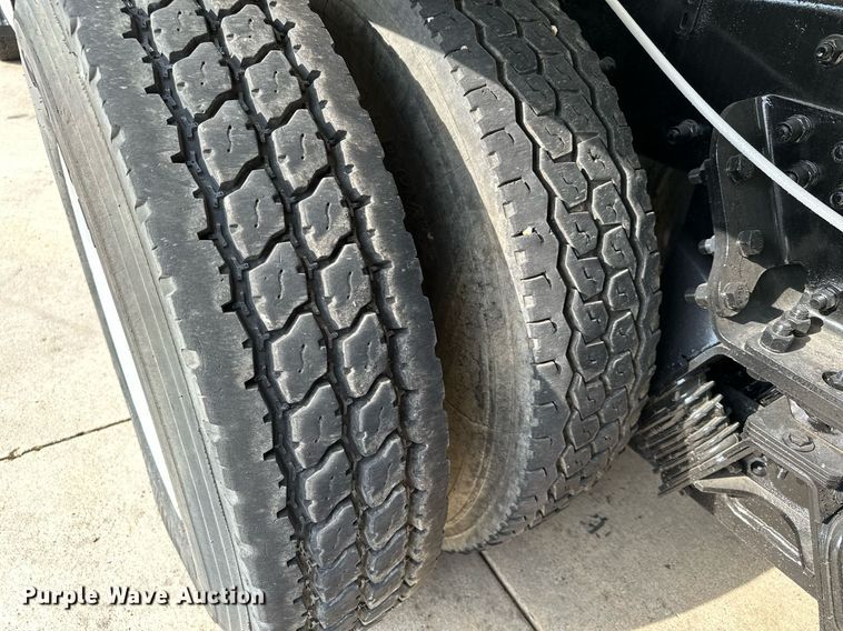 image for item MQ9323 2005 Peterbilt 357  ready mix truck