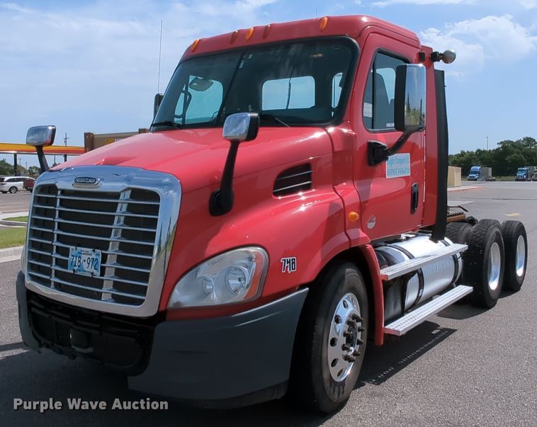 image for item MY9863 2014 Freightliner Cascadia  semi truck