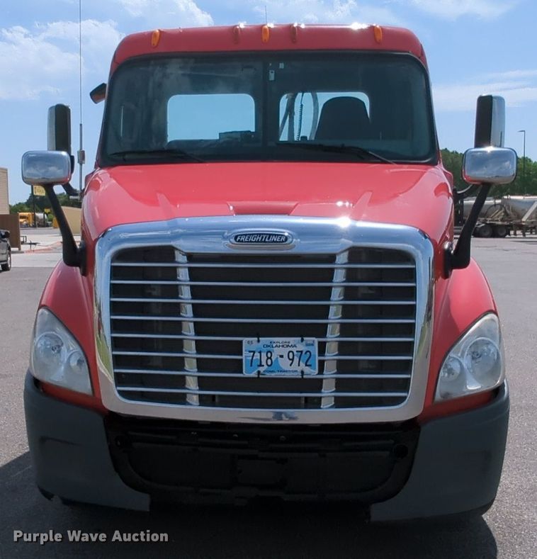 image for item MY9863 2014 Freightliner Cascadia  semi truck