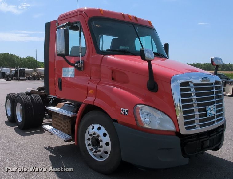 image for item MY9863 2014 Freightliner Cascadia  semi truck