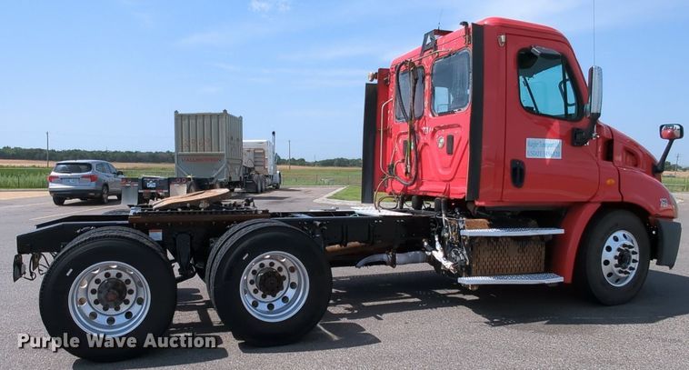 image for item MY9863 2014 Freightliner Cascadia  semi truck