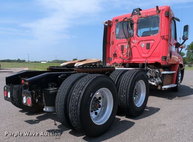 image for item MY9863 2014 Freightliner Cascadia  semi truck