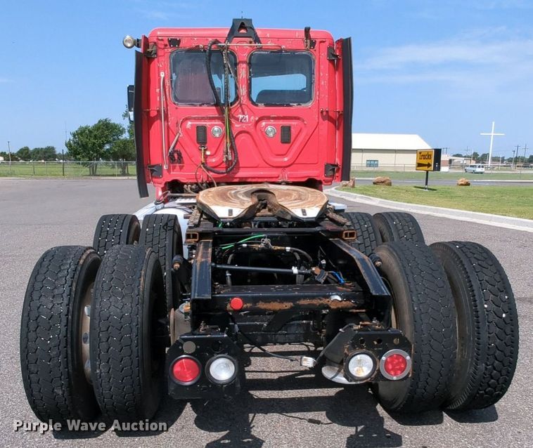 image for item MY9863 2014 Freightliner Cascadia  semi truck