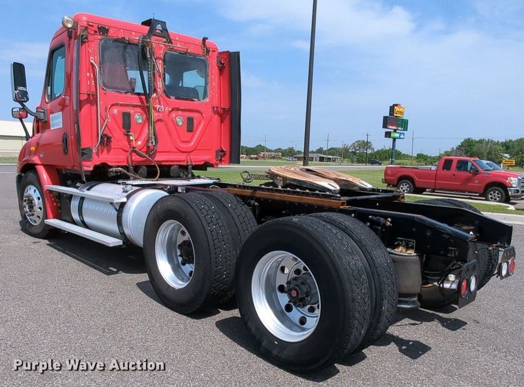 image for item MY9863 2014 Freightliner Cascadia  semi truck
