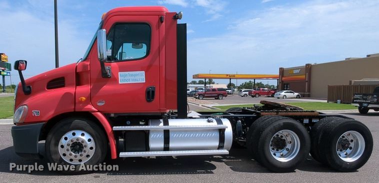 image for item MY9863 2014 Freightliner Cascadia  semi truck