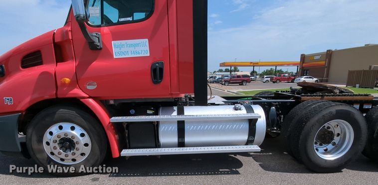 image for item MY9863 2014 Freightliner Cascadia  semi truck