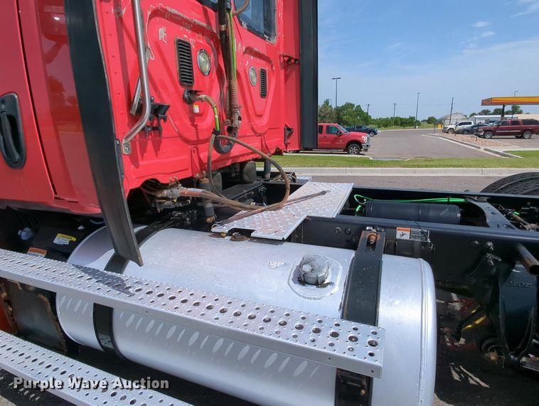 image for item MY9863 2014 Freightliner Cascadia  semi truck