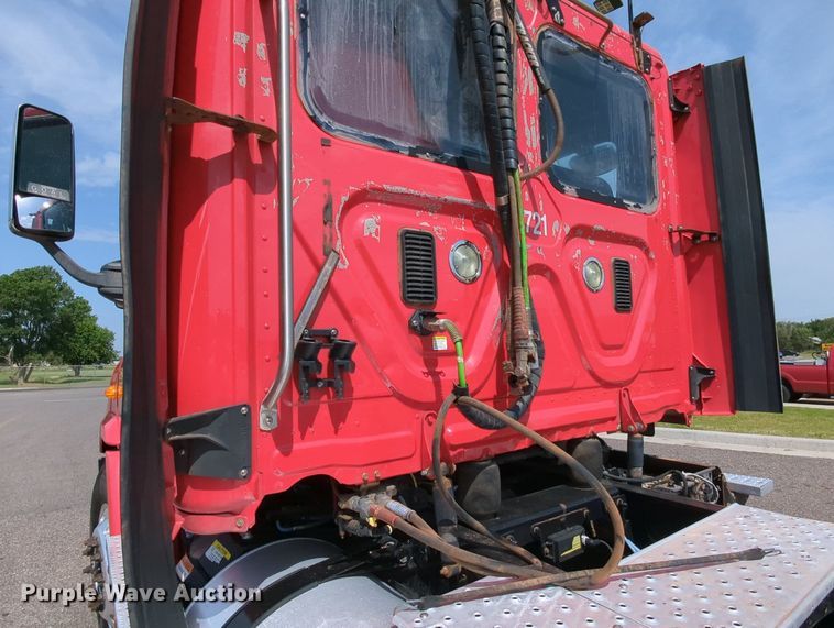 image for item MY9863 2014 Freightliner Cascadia  semi truck