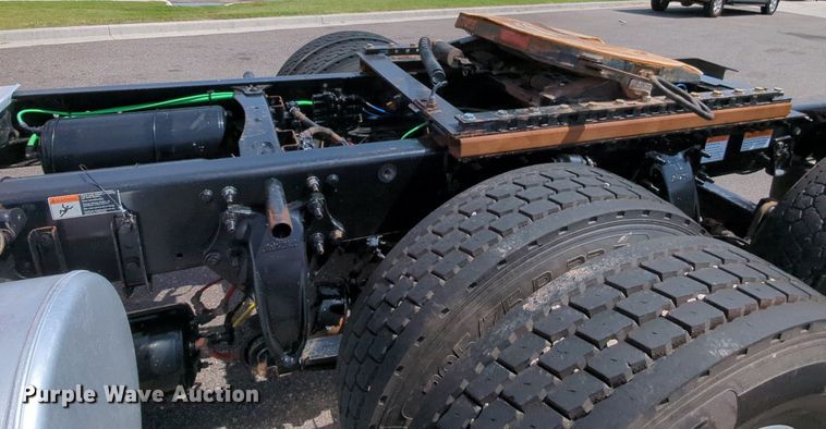 image for item MY9863 2014 Freightliner Cascadia  semi truck