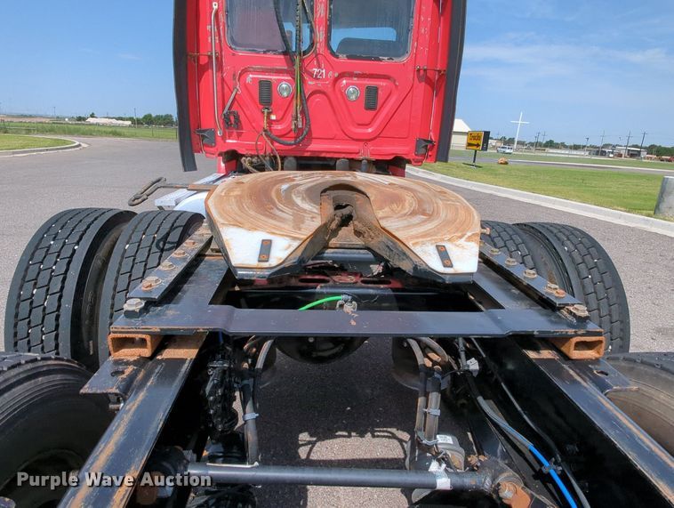 image for item MY9863 2014 Freightliner Cascadia  semi truck