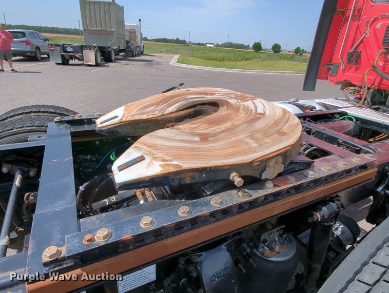 image for item MY9863 2014 Freightliner Cascadia  semi truck