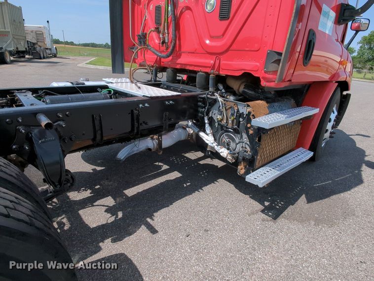 image for item MY9863 2014 Freightliner Cascadia  semi truck