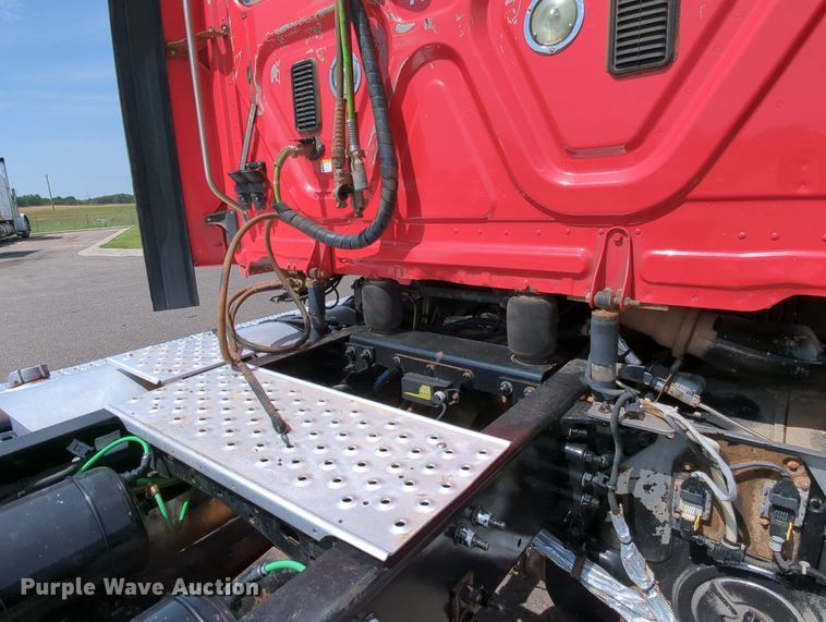 image for item MY9863 2014 Freightliner Cascadia  semi truck