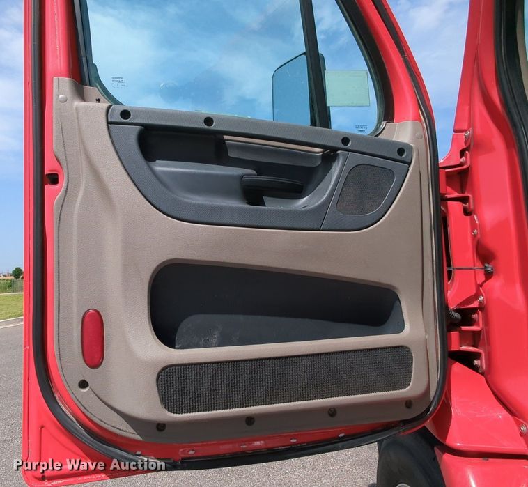 image for item MY9863 2014 Freightliner Cascadia  semi truck