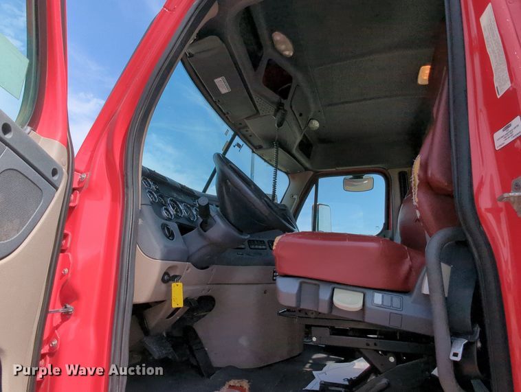 image for item MY9863 2014 Freightliner Cascadia  semi truck