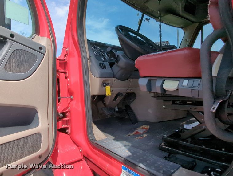 image for item MY9863 2014 Freightliner Cascadia  semi truck