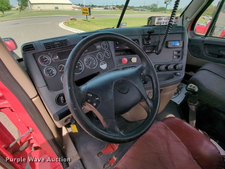 image for item MY9863 2014 Freightliner Cascadia  semi truck