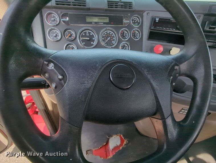 image for item MY9863 2014 Freightliner Cascadia  semi truck