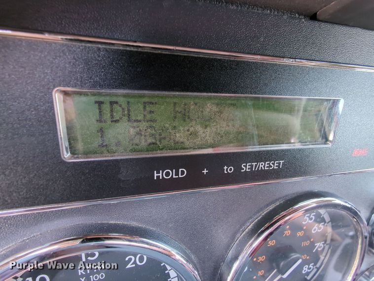 image for item MY9863 2014 Freightliner Cascadia  semi truck