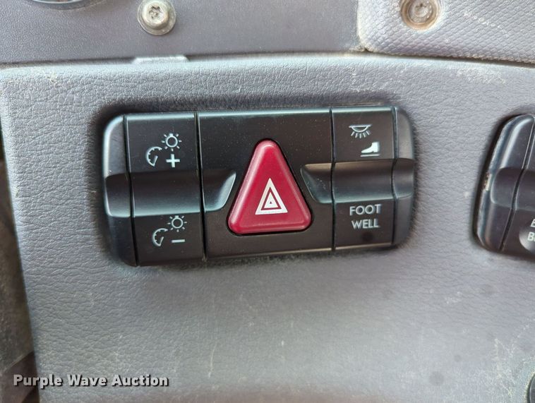 image for item MY9863 2014 Freightliner Cascadia  semi truck