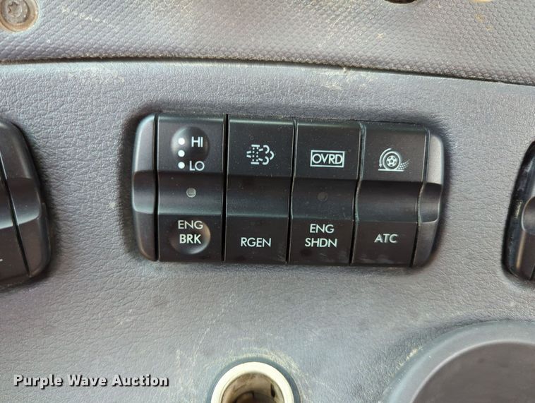 image for item MY9863 2014 Freightliner Cascadia  semi truck