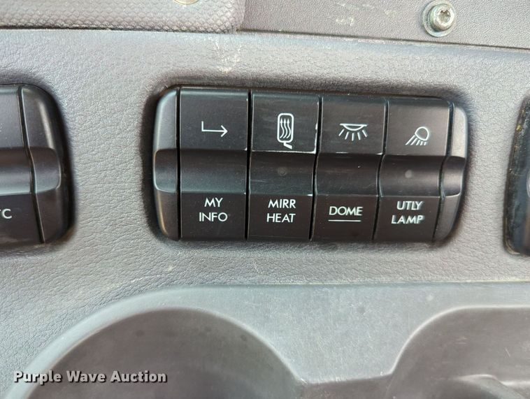 image for item MY9863 2014 Freightliner Cascadia  semi truck