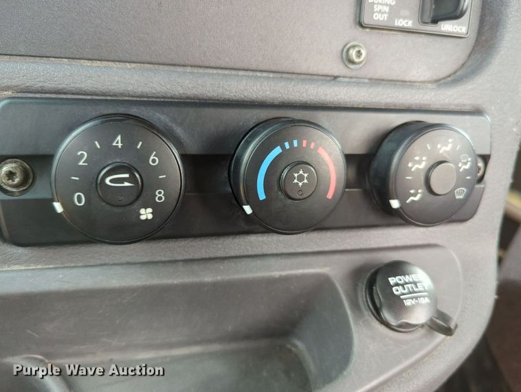 image for item MY9863 2014 Freightliner Cascadia  semi truck